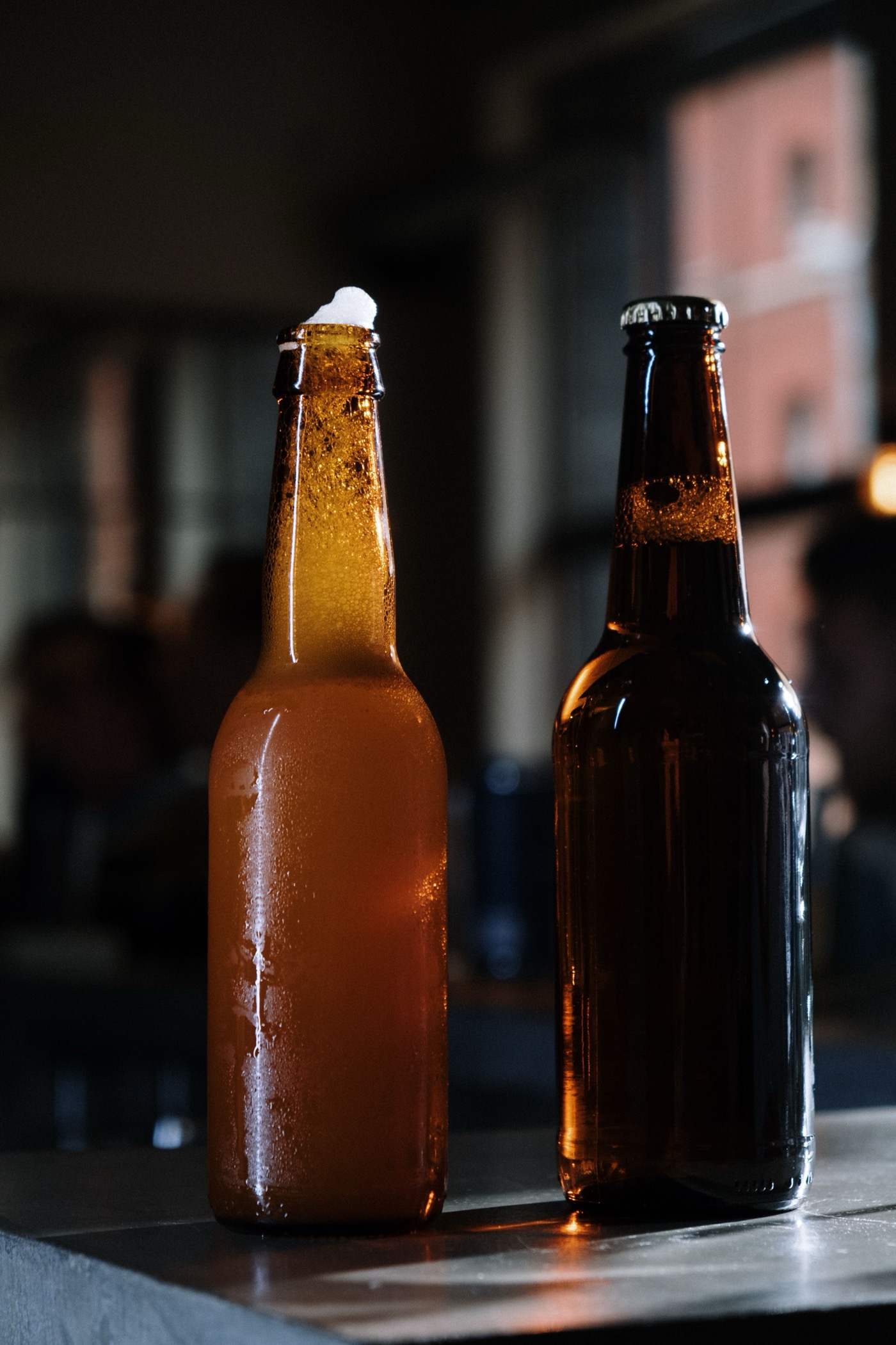 クラフトビールのガラス瓶2本