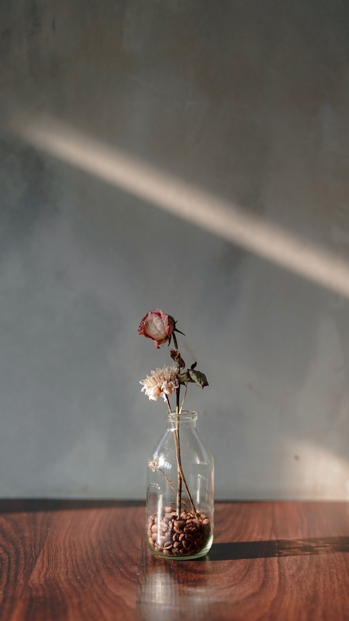 琥珀色の瓶を花器にした例
