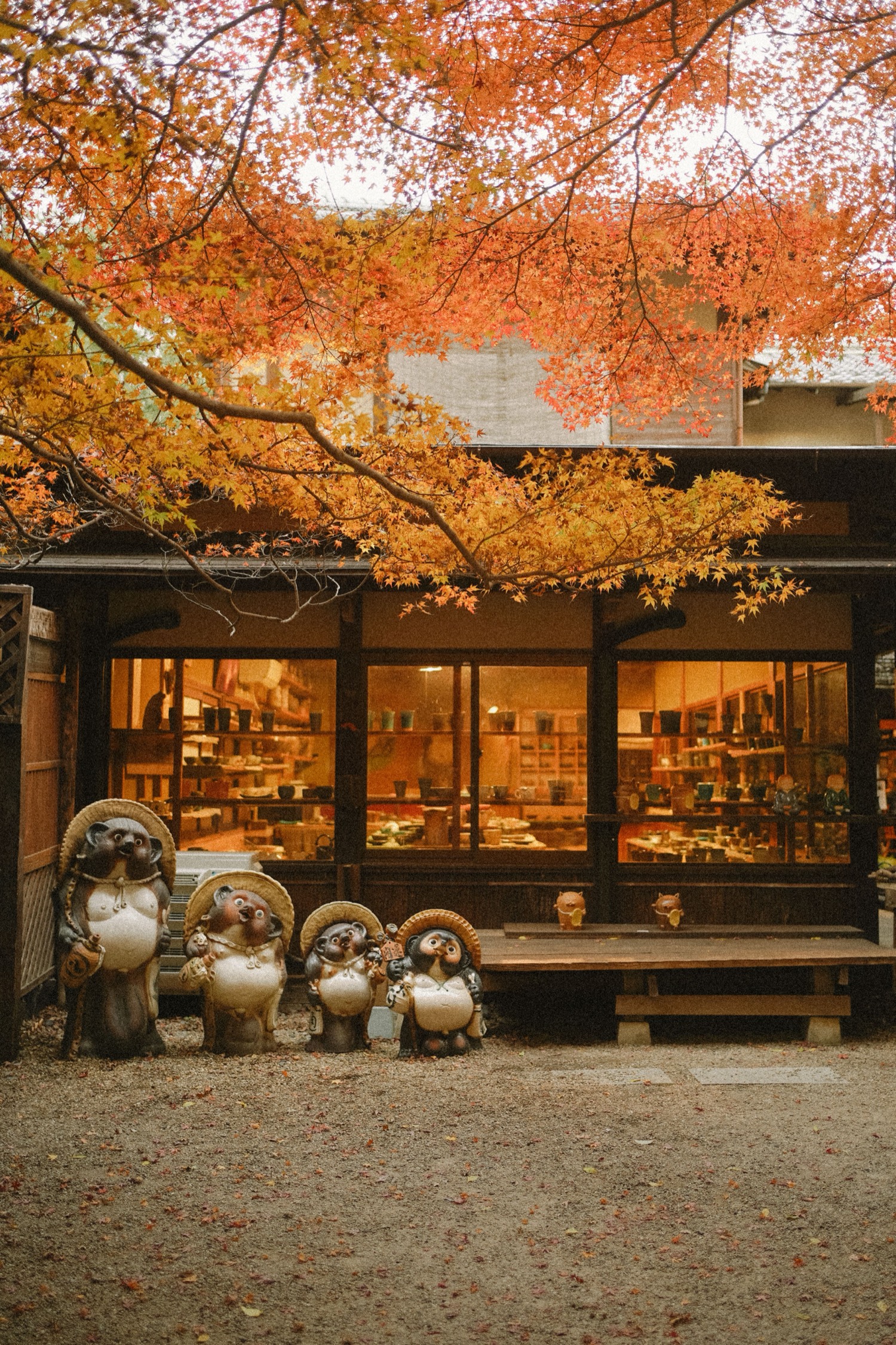 紅葉の町家 — Autumn leaves