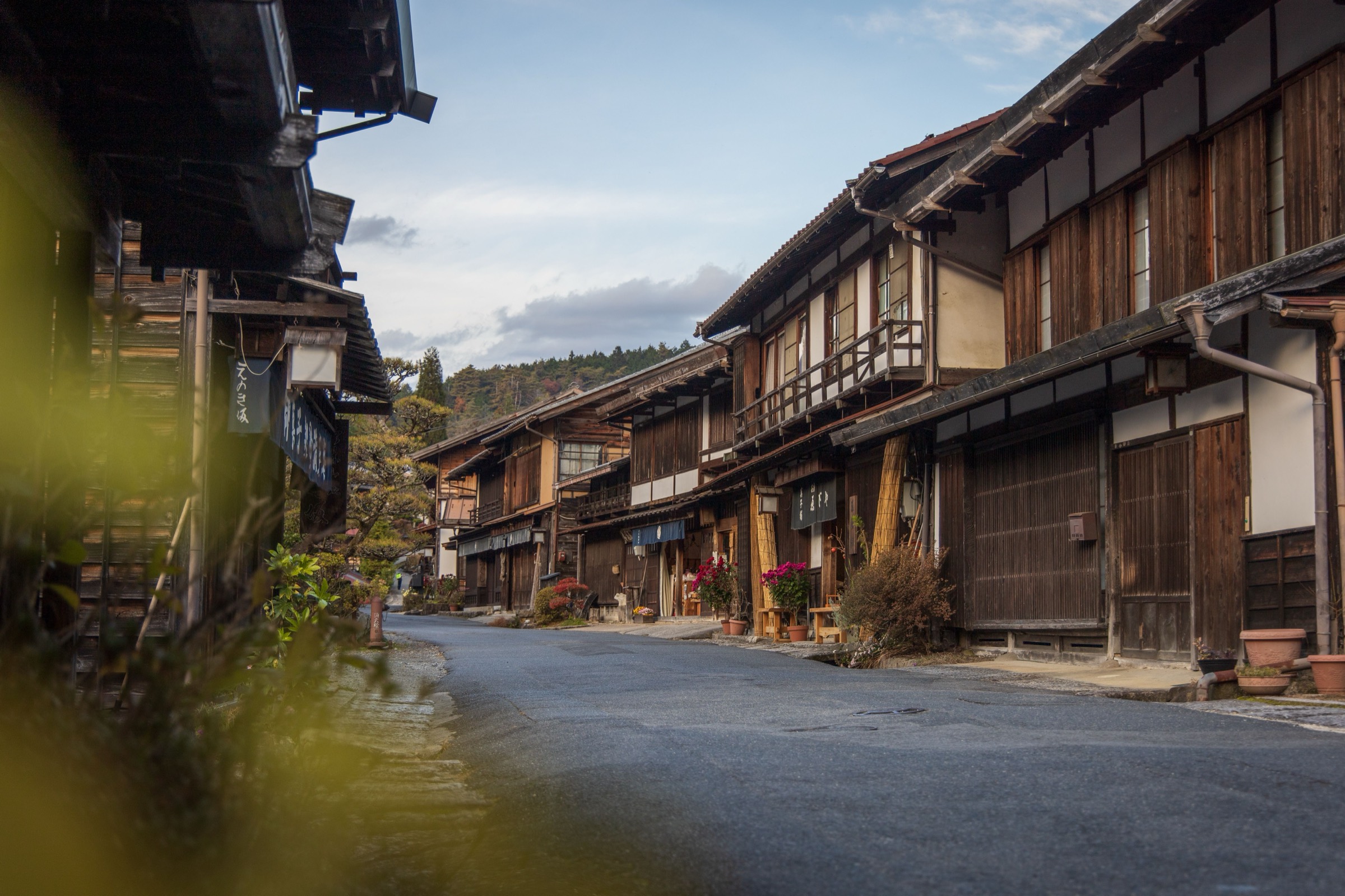 朝の籠井宿の街道 — Morning on the main street of Kagoi-juku