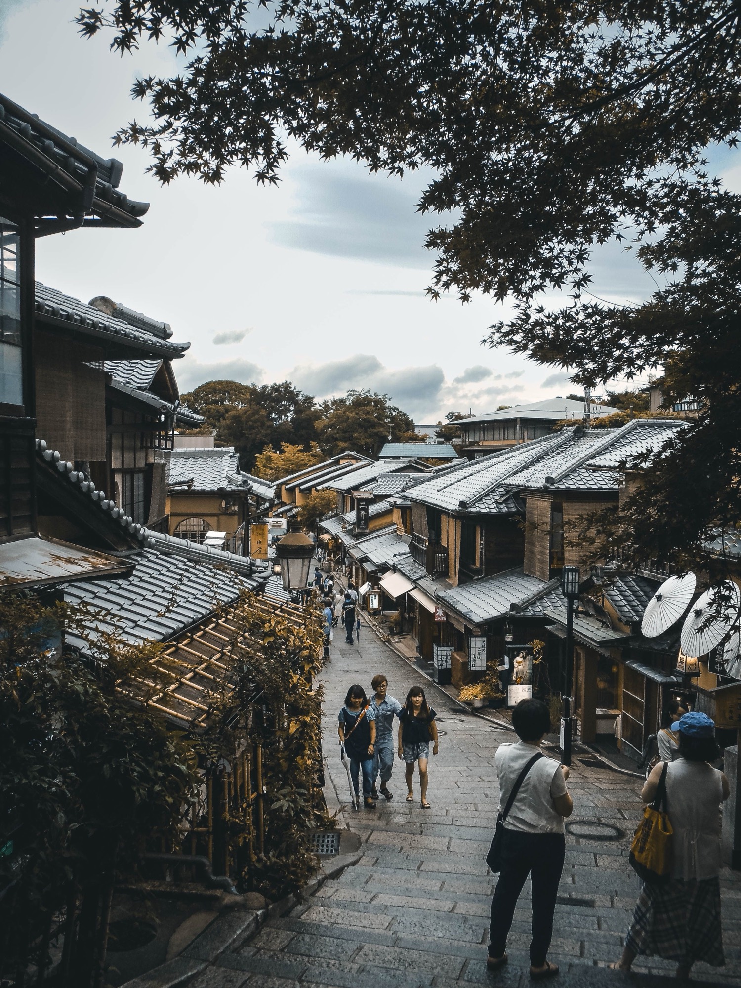 坂をのぼる旅人 — Walking up the slope