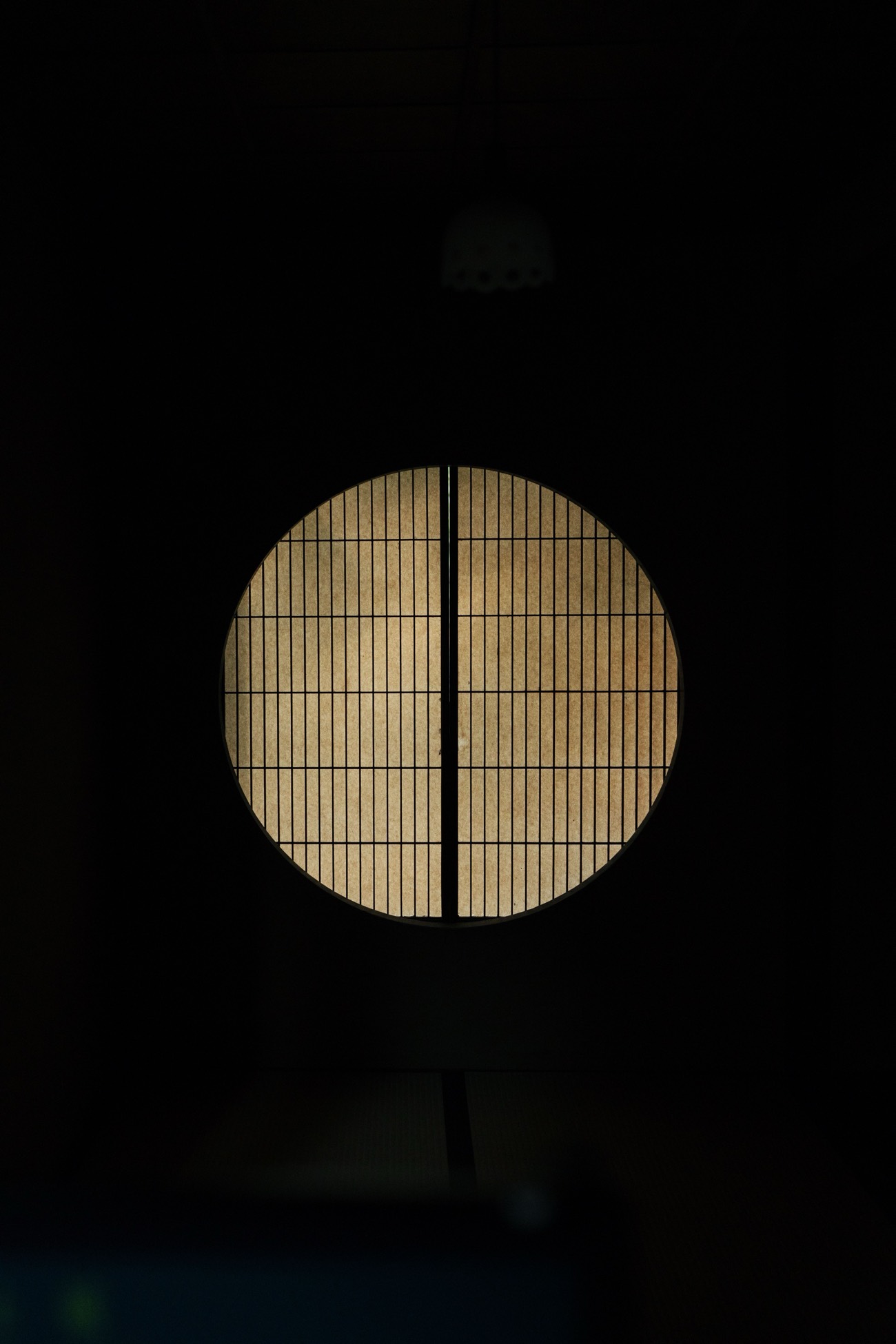 障子の丸窓 — A round shoji window