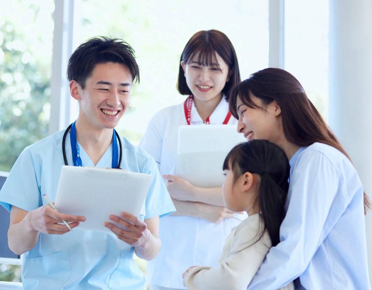 みのり台クリニックの医師と看護師、来院されたお子さまとお母さま